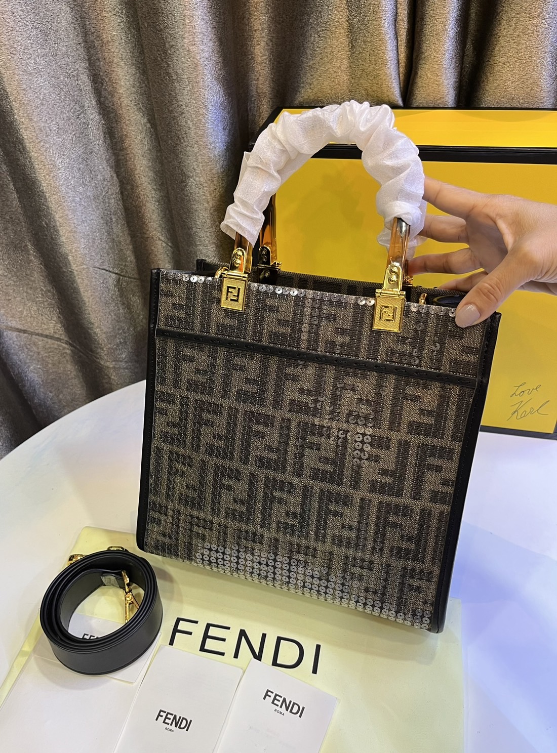 FENDI Sunshine jacquard FF sequins shopper / Fendi Tote bag 25cm พร้อมส่ง กระเป๋าสะพายทรงโท้ท ปักเลื่อมแวววาว รุ่นใหม่ สวยหรู **สินค้าเกรดออริจินอล 1:1 สลับแท้