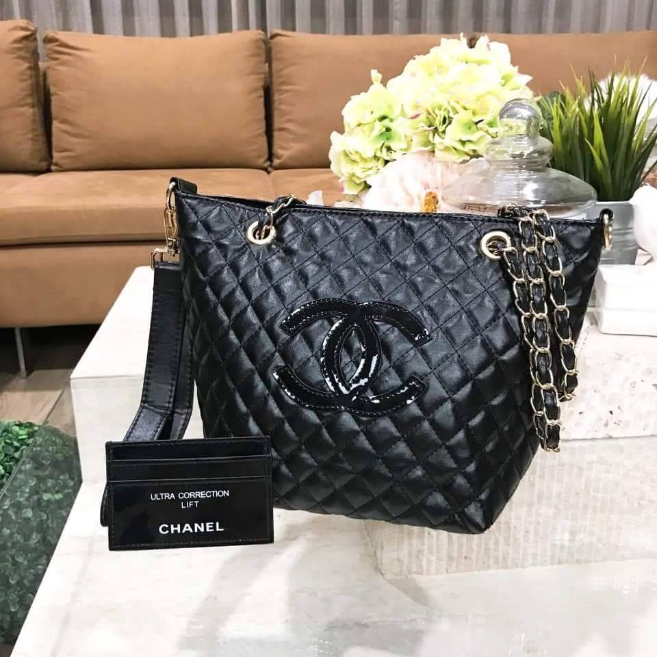 Chanel GWP Tote Bag With Chain New arrival! กระเป๋าสะพายทรง Tote VIP Gift With Purchase รุ่น Limited Edition VIP gift ของแท้จาก Chanel Perfume Counter วัสดุหนังเรียบลายตาราง ขนาดกำลังดี น้ำหนักเบา ด้านหน้ามีโลโก้ เปิดปิดด้วยกระดุมแม่เหล็ก ภายในมีโลโก้ และ
