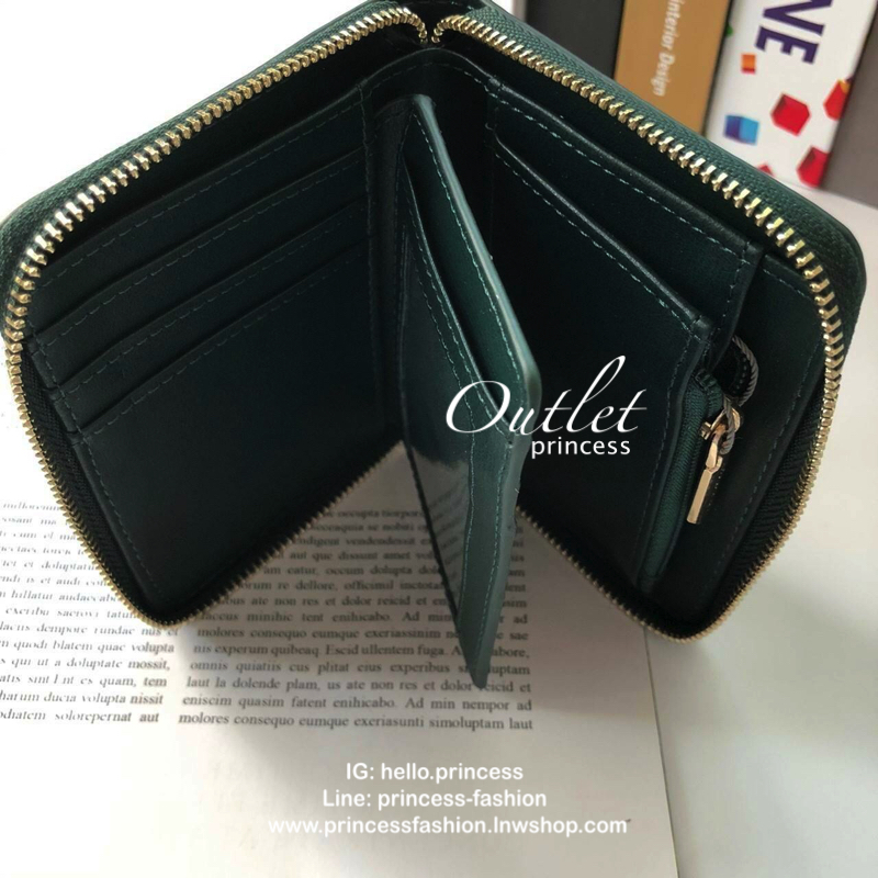 กระเป๋าสตางค์ใบสั้น CHARLES & KEITH เปิด - ปิดกระเป๋าด้วยซิปรอบ ด้านในมีช่องใส่บัตร ช่องใส่ธนบัตร ช่องใส่รูป และช่องซิปค่ะ