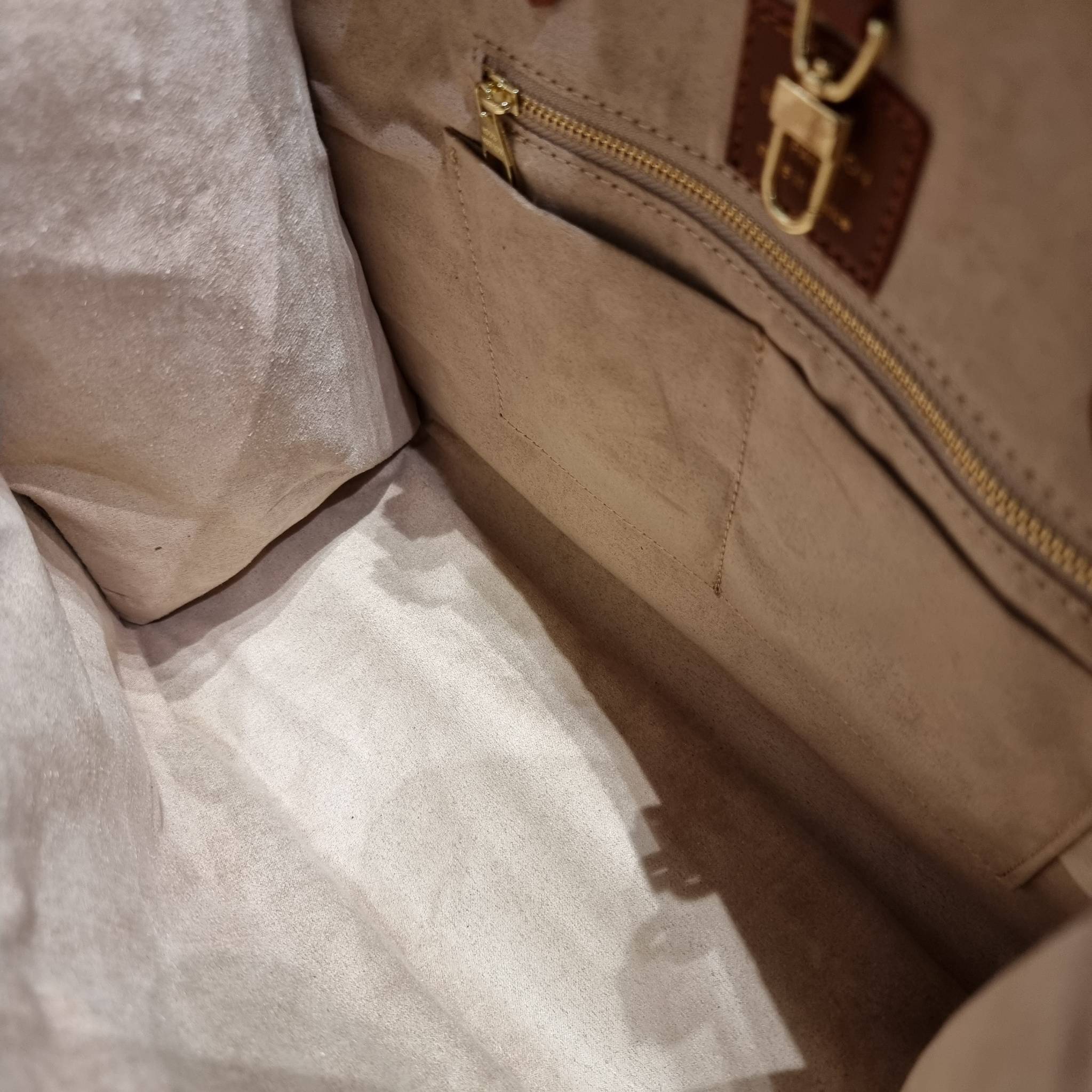 LV crossbody tote bag / LV Shopping Bag ดีไซน์สวยคม สมราคา ดูแพงไปอีก ด้วยดีเทลลายของหนัง crossgrain กระเป๋าทรงโท้ทคลาสสิค ผู้ดียืนหนึ่ง โทนสีใช้งานง่าย แมทช์ได้ทุกลุค มาพร้อมหูจับในตัว แบบหูหิ้ว และหูยาวสำหรับสะพายไหล่ เก๋มาก ชิคมาก ภายในโล่งกว้างมาก มีอ