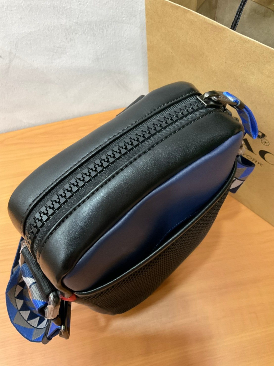 COACH NORTH/SOUTH EDGE CROSSBODY (COACH 5626) IN SIGNATURE CANVAS (COACH 6788) กระเป๋าสะพายผู้ชาย กระเป๋าสะพายรุ่นใหม่ ชนช็อป (!!)รุ่นหายาก สี COBALT MULTI วัสดุทำจาก หนังลูกวัวแท้ เนื้อเรียบ พิมพ์ลาย ขนาดกำลังดี