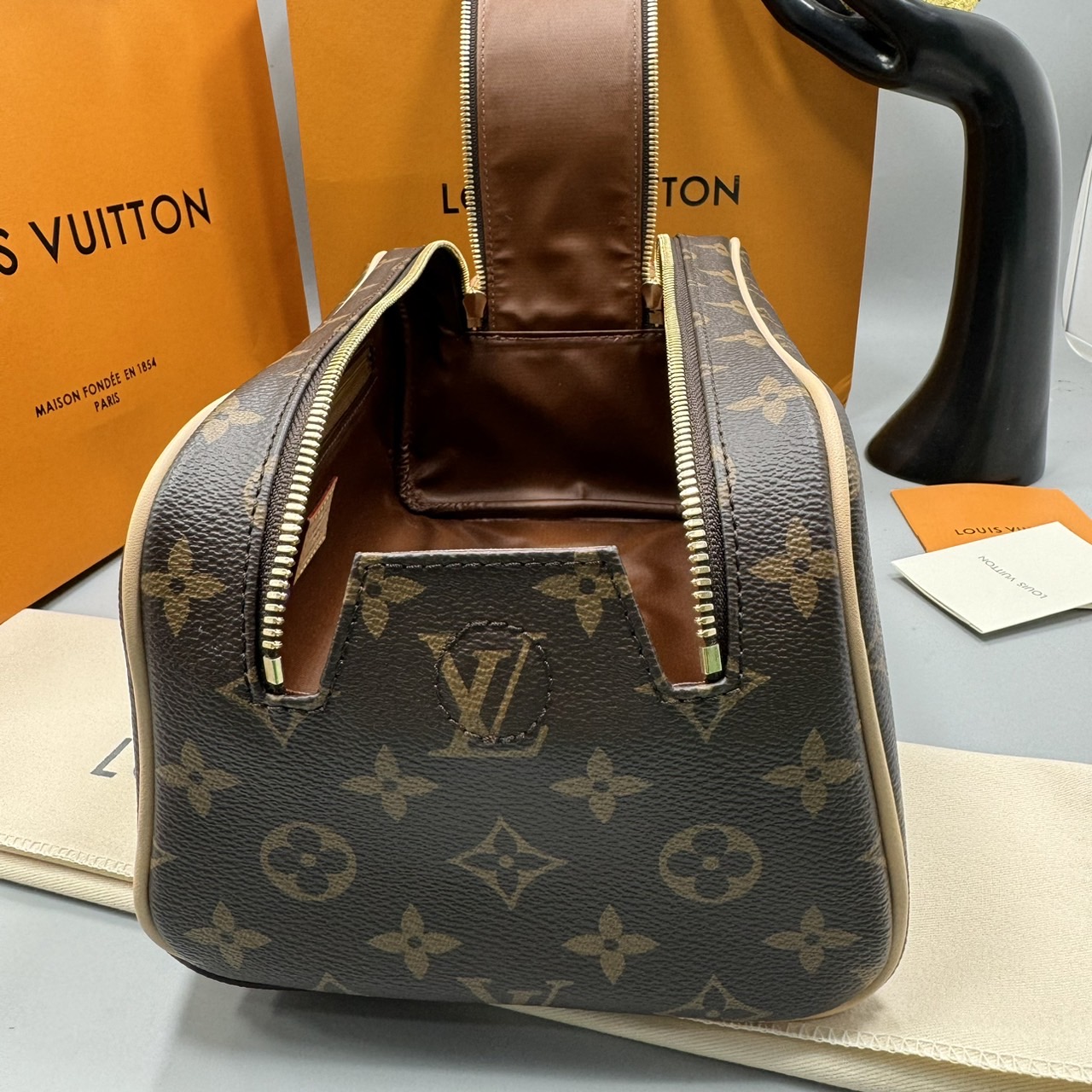 LV Clutch LV Dopp Kit Toilet Pouch Monogram / Damier Graphite Canvas กระเป๋าถือทรงพอชหรือคลัช เกรดออริ ท็อป 1:1 เกรดดีสุด แคนวาสแท้สวย ใช้งานต่างประเทศได้