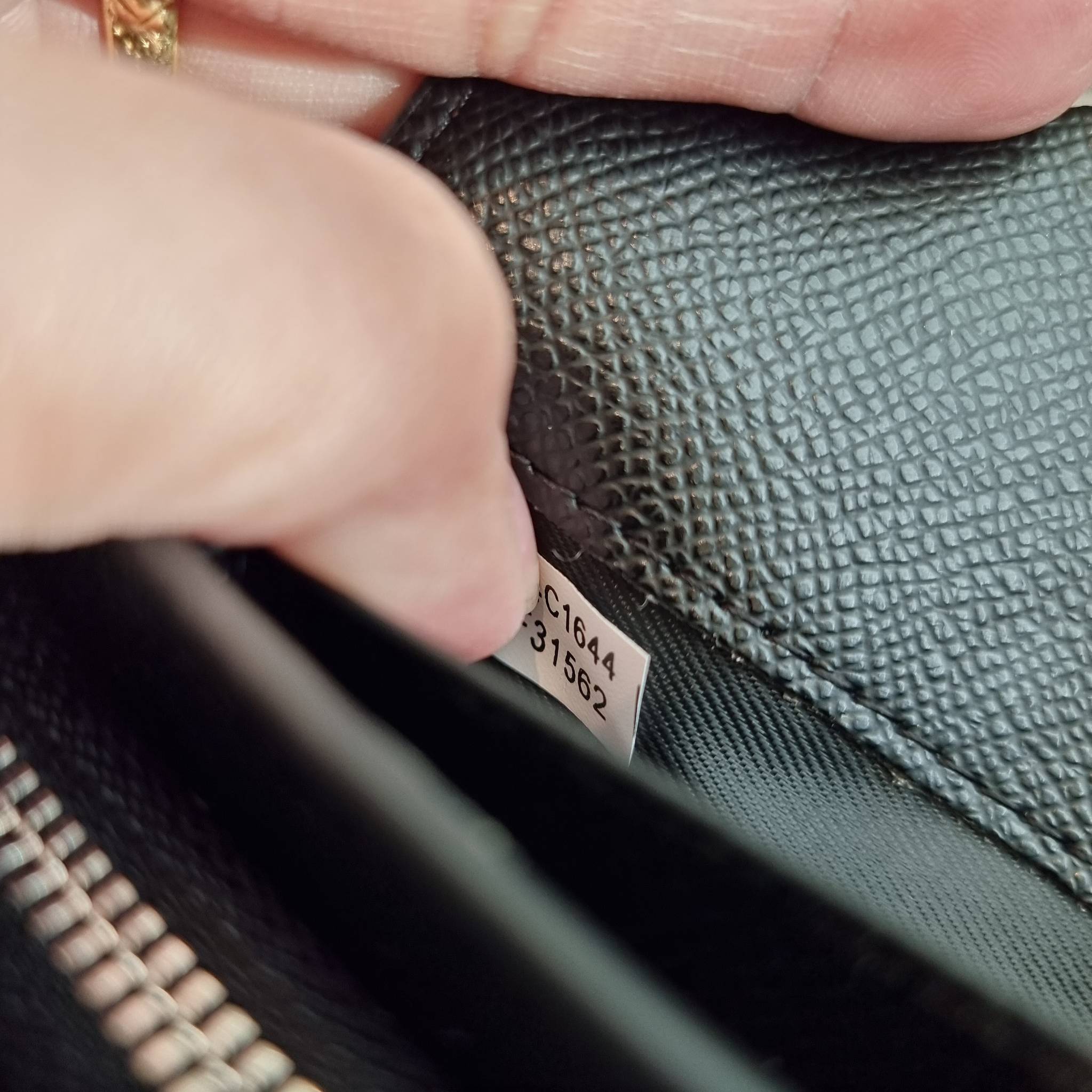 OUTLET 】COACH F31562 SLIM ENVELOPE WALLET IN SIGNATURE CANVAS WITH CHERRY PRINT คอลเลคชั่นใหม่ล่าสุด ต้อนรับนิวเยียร์ไปเลย!! 🍒🎊 กระเป๋าสตางค์รุ่นขายดี ทรงจดหมายรุ่นฝาพับ ดีไซน์ลายเชอร์รี่ น่ารักสดใส วัสดุหนังแคนวาสเคลือบลาย ภายในใส่มือถือไ