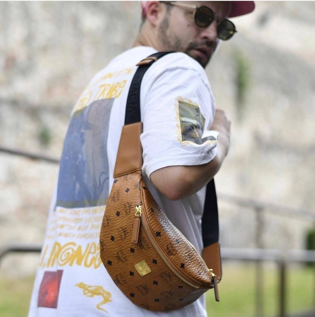 M.C.M STARK BELT BAG IN VISETOS รุ่นยอดฮิต!! หนุ่มๆสาวๆใช้ได้ไม่มีเบื่อ!! 🎉⭐️⚡️🛎 กระเป๋าคาดอกรุ่นขายดี ลายวิเซโต้เอกลักษณ์ ทั้งสปอร์ตและดูหรูในตัว ใช้งานง่าย ได้ทุกลุค วัสดุหนังแคนวาสคุณภาพดี มีช่องซิปหลัก และซิปรอง ภายในเป็นช่องโล่