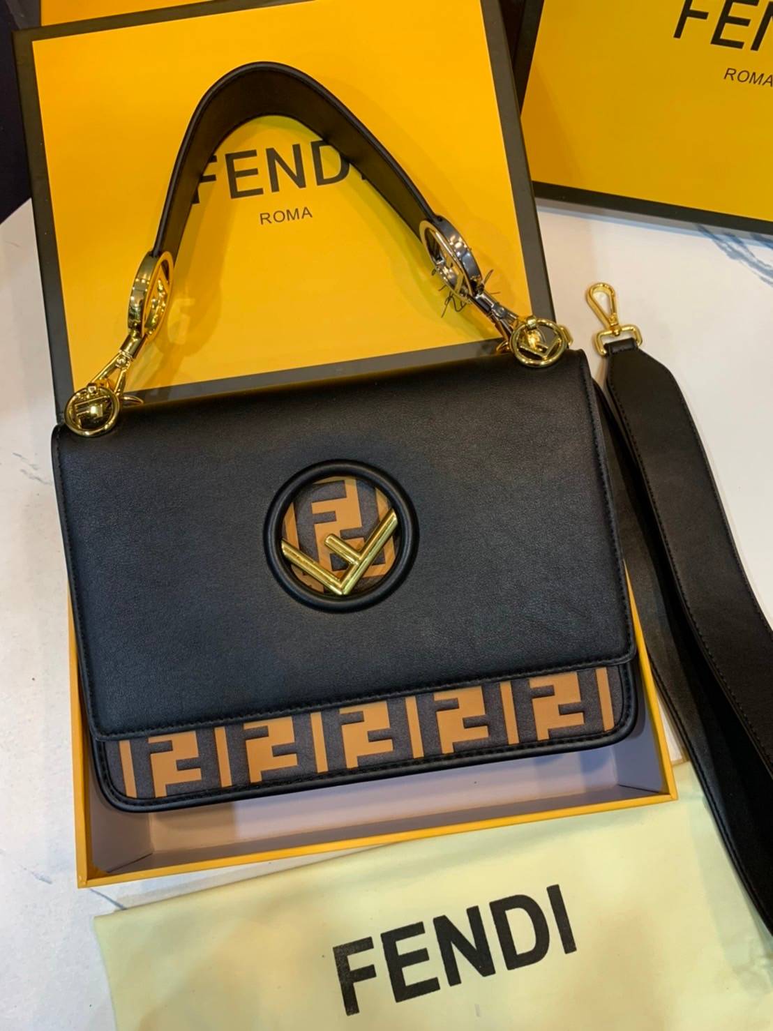 FENDI KAN leather bag เกรดออริจินอล ด้วยสีและลวดลายคลาสสิกตามแบบแบรนด์ เข้าได้กับสาวๆ ทุกสไตล์ บ่งบอกความเป็น FF ได้อย่างสมบูรณ์แบบ โทนสีแมตช์กับเสื้อผ้าได้ง่าย เสริมลุคสาวมั่นก็ลงตัว หรือเปลี่ยนมาติดสายสะพายยาวเพื่อสะพายคาดลำตัวก็ได้ความชิลและคล่องตัวไปอ