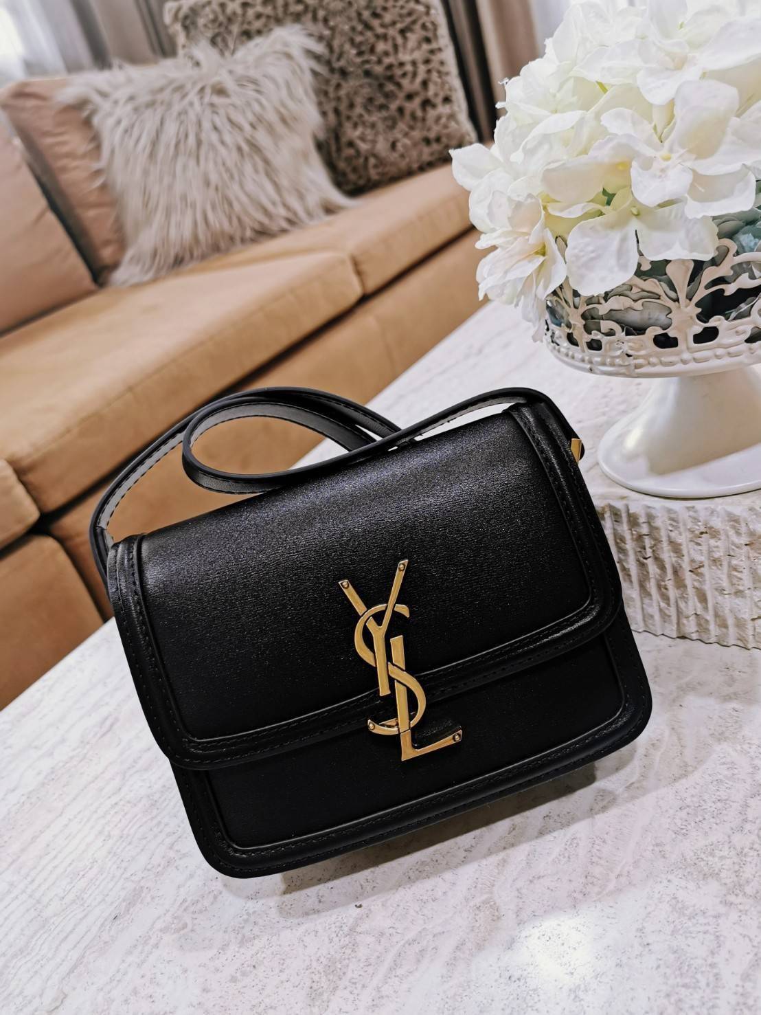 YVES SAINT LAURENT YSL BAG VIP GIFT WITH PURCHASE (GWP) พรีเมี่ยมกิ้ฟ Limited Edition จาก YSL DUTY FREE COUNTER วัสดุหนังแท้ Calfskin ทรงสี่เหลี่ยมหนังสวยหรูอยู่ทรงเปิดปิดด้วยฝาปิดโลโก้แบรนด์อะไหล่ทอง ภายในโล่งมีช่องหลัก และช่องย่อยสามารถใส่มือถือของใช้จุ