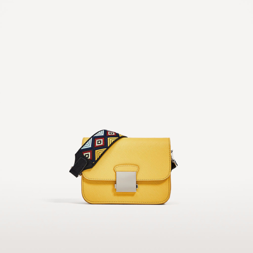 Don't Miss! Best Seller! ZARA CROSSBODY WITH 2STRAPS กระเป๋าถือหรือสะพายทรงคลัชรุ่นยอดนิยมวัสดุหนัง Saffiano อยู่ทรงสวยหรูสไตล์ PRADA แข็งแรงทนทาน ดีไซน์เก๋ไม่ซ้ำใคร เปิดปิดด้วยตัวล๊อคเอกลักษณ์ของ ZARA ภายในมีโลโก้ สามารถใส่มือถือ iphone7+ ได้ โดดเด่