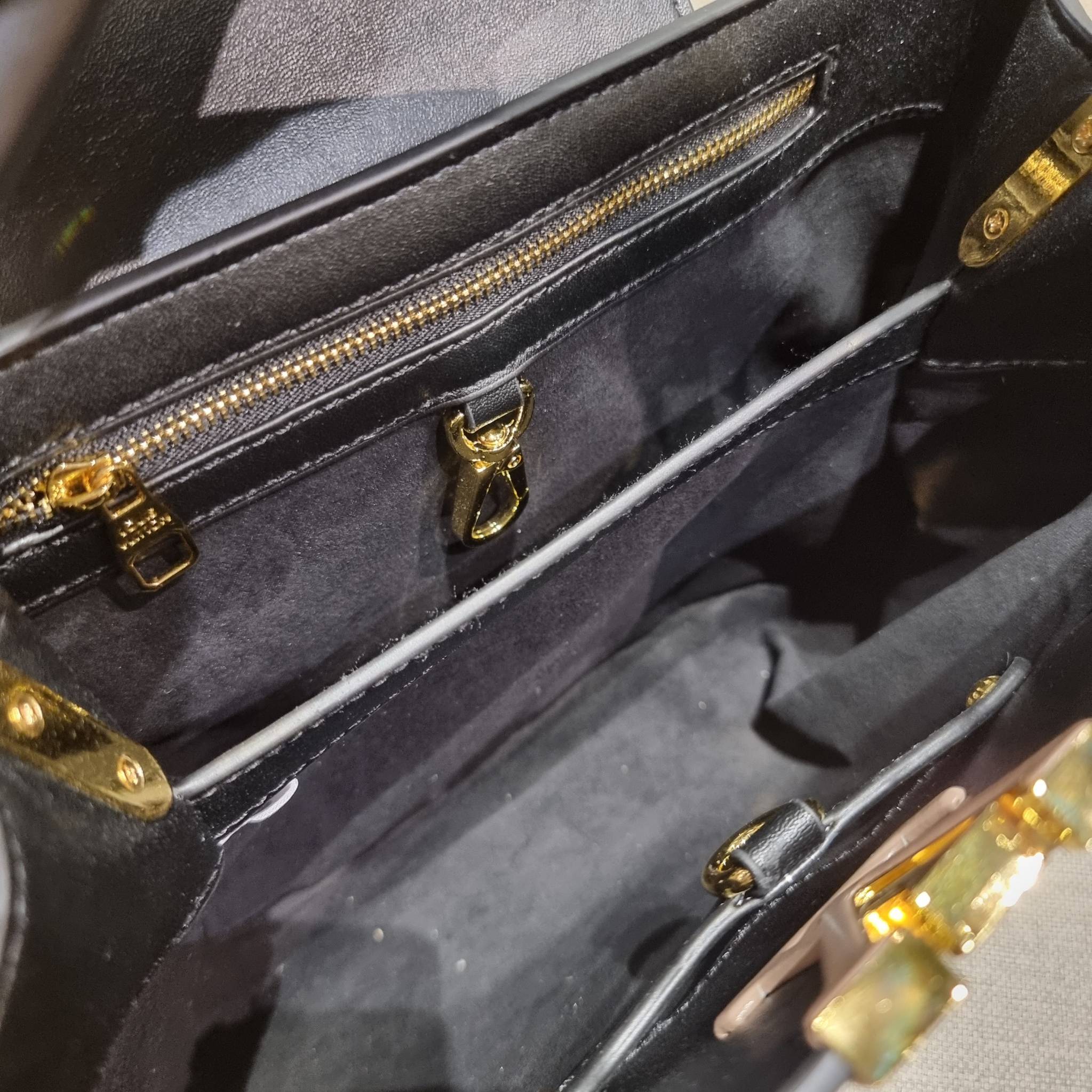 LV capucines top handle วีไอพีพรีเมี่ยมกิ๊ฟจากเคาน์เตอร์ ที่สุดของความสวยในราคาเบาๆ กระเป๋าถือสุดหรู ดีไซน์ทรงคลาสสิค พร้อมลวดลายหรูหรา มาพร้อมหูจับในตัว ด้วยรูปทรงวินเทจและวัสดุหนังแท้ ขับผิว ทำให้ไอเท็มนี้สะกดทุกสายตาจริงๆ และยังมีลูกเล่นที่ฝาปิดกระเป๋า