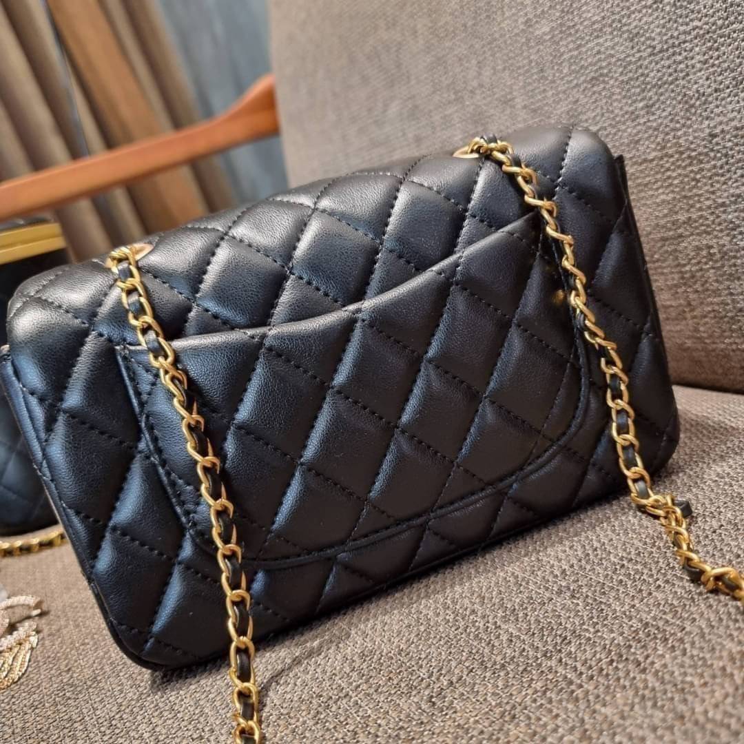 VIP 🥂 เซ็ทคือที่สุดของความคุ้ม CHANEL GIFT BOX SET สุดหรูชวนให้สะสม สุดยอดไอเท็มหายากพร้อมเสิร์ฟครบชุด สุดคุ้ม มาพร้อมกระเป๋าสะพายถึง 2 ใบ สุดหรูลิมิเต็ด หาไม่ได้ง่ายๆ ในคอลเลคชั่นภายในสีทอง และที่พิเศษยังมีน้ำหอมตัวท็อปมาให้อีก chanel no.5 ที่แสน