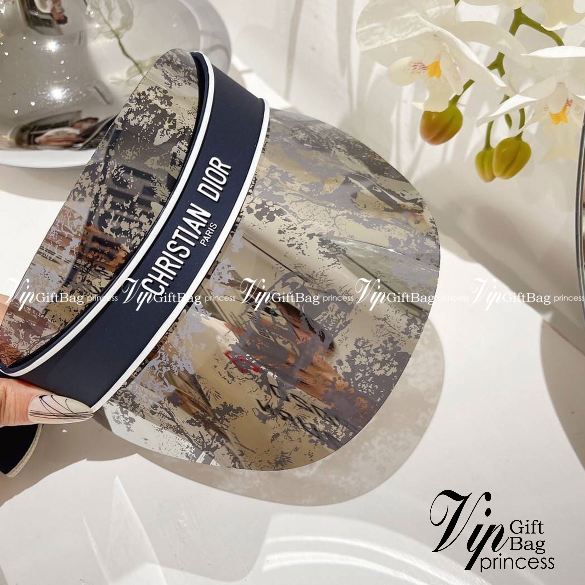 DiorClub V1U Blue Toile de Jouy Visor / Dior Sun Visor Cap ภาพสินค้าถ่ายจากงานขายจริงใช้งานต่างประเทศได้