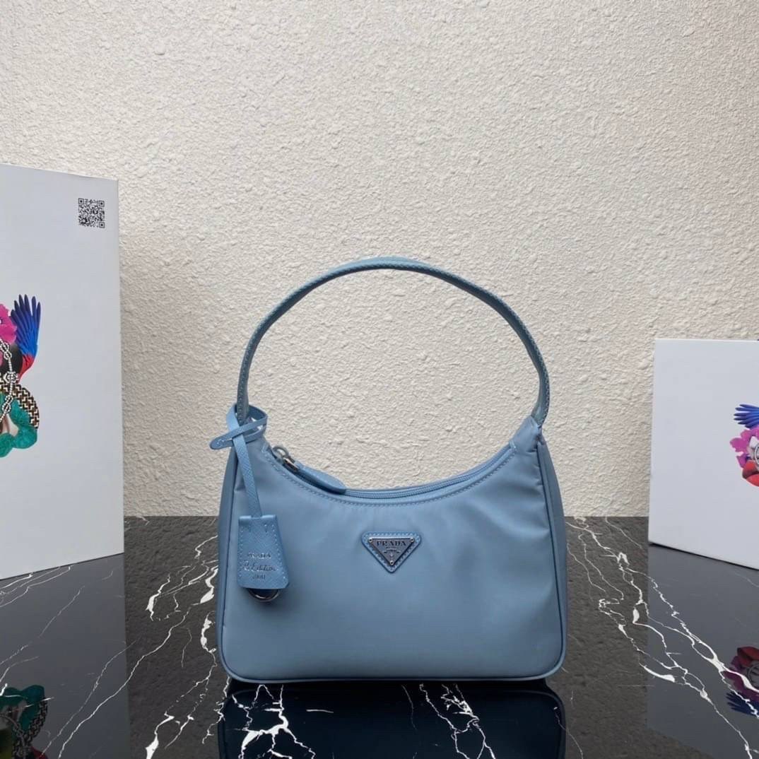 PRADA Nylon Mini Bag รุ่นใหม่แนะนำ!! พร้อมส่งครบ4สี รุ่นขายดีในตำนานค่ะ PRADA NYLON HANDBAGS ขนาดกะทัดรัด **อะไหล่เงิน วัสดุทำจากผ้าNylon อย่างหนา อยู่ทรง กันน้ำได้ หายห่วงคะ ด้านหน้ามีโลโก้แบรนด์ เปิดปิดด้วยซิป มาพร้อมสายผ้า ไม่สามา