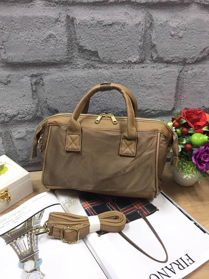 ANELLO NYLON 2 WAY MINI BOSTON BAG 2017 แบรนด์ฮิตติดลมบนในขณะนี้ กับคอลเลคชั่นใหม่เป็นรุ่นทรงShoulder bag วัสดุNYLON สลับกับ Pu น้ำหนักเบา กันน้ำได้ ช่องใหญ่เปิดปิดด้วยซิปคู่ ปากกระเป๋ามีโครงสะดวกใช้ ดูแลรักษาง่าย ตัวจริงน่าใช้ทุกสีเลยคะ เป็นรุ่นใหม่อีกรุ