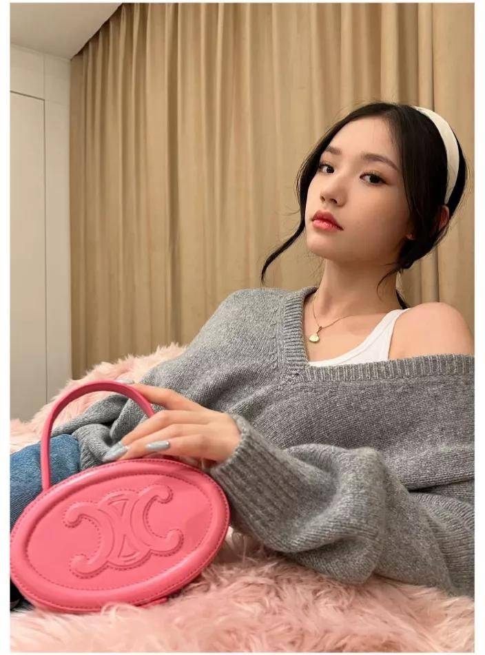 VIP 🥂 CELINE OVAL MINAUDIERE CUIR TRIOMPHE น้องน่ารักม้ากกกก!! น่ารักตะโกนไปเลย!! กับกระเป๋าทรง oval รุ่นแรร์ไอเท็ม ที่หายาก และ sold out ไปหลายรอบ!! น้องใบกะทัดรัด สำหรับสาวๆที่ชอบพกพกของแบบง่ายๆ ให้ชีวิตไม่ยุ่งยาก คล้องแขนใช้งานเก๋ๆ วัสดุหนังสัง