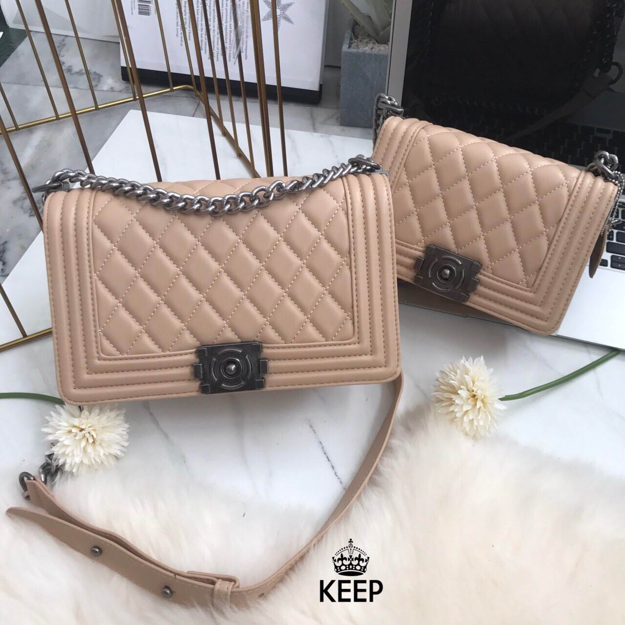 สีใหม่ รุ่นขายดี ' Cozy Beige ' !!!! KEEP Quited Boy Bag กระเป๋า ทรง boy style KEEP LOOK Cool มากๆ เลยน๊าใบนี้ ไม่มีถือว่า Out มากๆ 💘ตัวกระเป๋าอยู่ทรง ทำจากหนังแกะสังเคราะห์นิ่ม-ตึงสวย สายโซ่ มีที่รองไหล่ สะพายสบายคะ สายปรับ สั้น ยาวได้ค