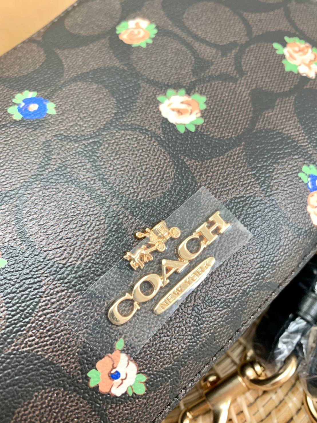 NEW ARRIVAL! นาทีนี้ต้องมีแล้วค่ะ ต้อนรับหน้าหนาวกันน! COACH JES BAGUETTE IN SIGNATURE CANVAS WITH COACH RADIAL RAINBOW ((C6817)) พร้อมส่งที่ไทย สิคค้าเข้าใหม่ค่ะ! กระเป๋าสะพายครอสบอดี้ร์ หนังแท้ น้ำหนักเบา เปิดปิดกระเป๋าแบบซิป ภายในสามารถใส่กระเป๋าเงินใบ