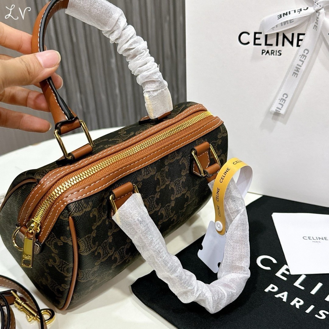 CELINE Small BOSTON bag in Triomphe canvas and Leather กระเป๋าสะพายทรงบอสตันสุดคลาสสิค ฮิตสุดๆในเกาหลี ไอเท็มแนะนำ! ไซส์เล็กน่ารัก ใช้ได้ทั้งหนุ่มๆและสาวๆ