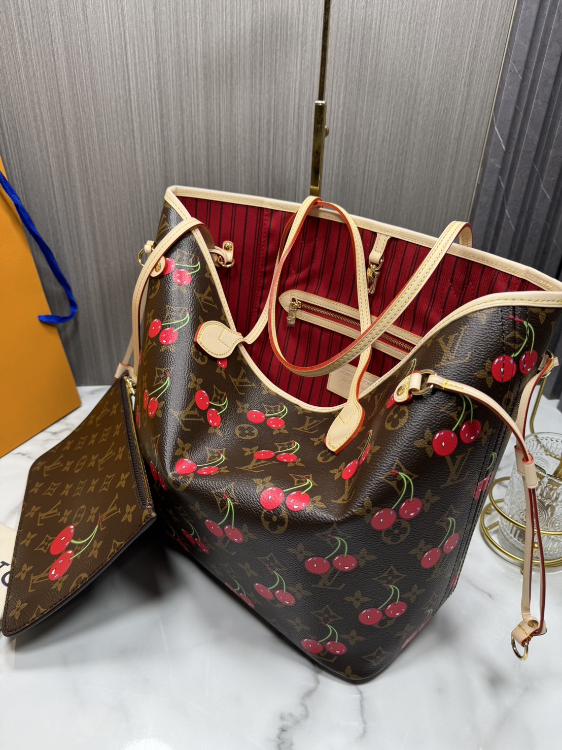 TOP ORI หนังแท้ | LV x TM - Neverfull MM Bag Monogram cherry canvas กระเป๋าสะพายทรงโท้ทเอกลักษณ์ที่หรูหรา Monogram แคนวาสคลาสสิกตกแต่งดีเทลลายเชอร์รี่สีสันสดใส ปรับลุคให้มีชีวิตชีวาอีกครั้งด้วยธีมแสนสนุก