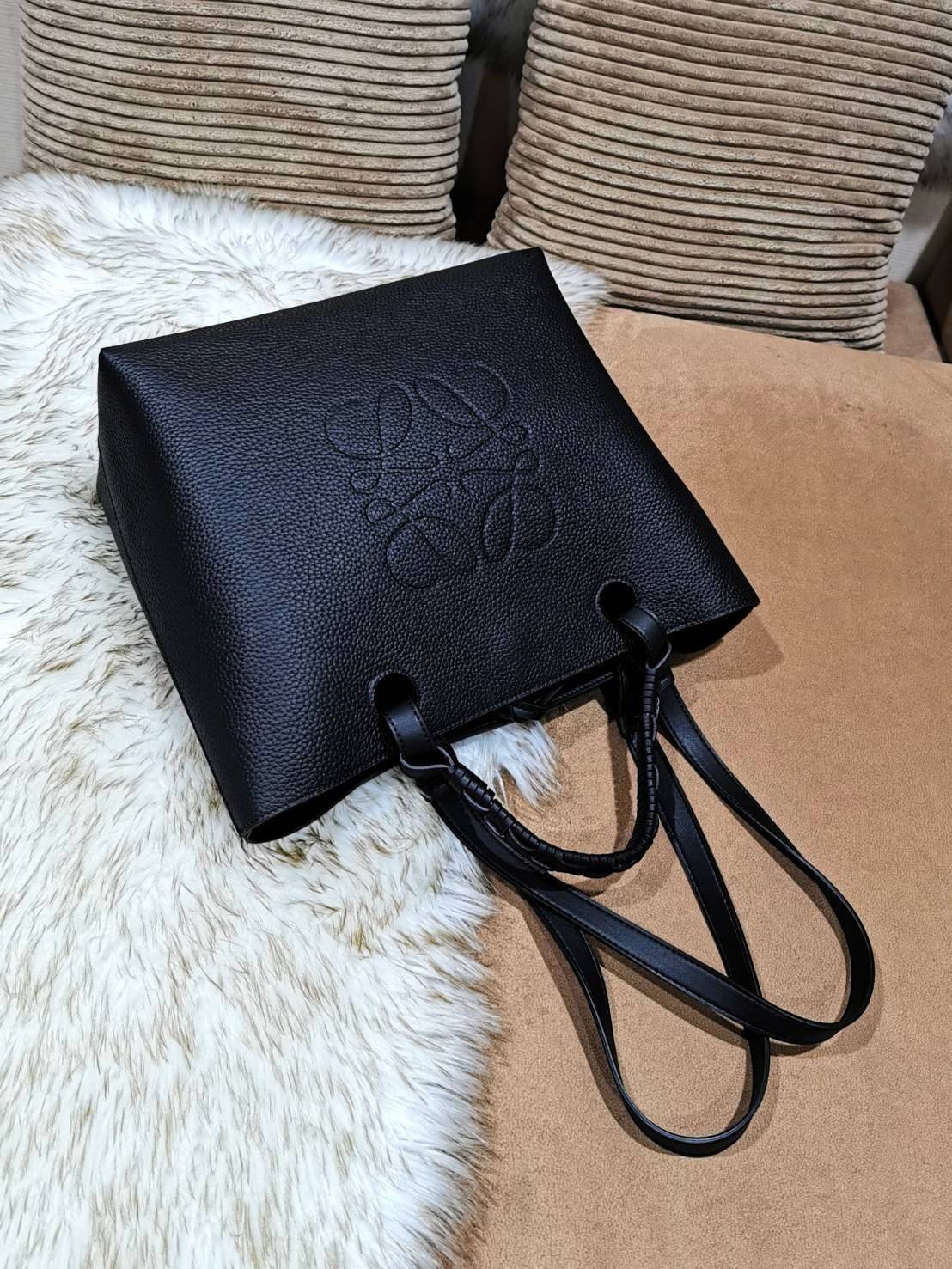 พร้อมส่งความสวย! Super Rare! ห้ามพลาด!✴️ LOEWE HANDLE & SHOULDER BAG VIP GIFT WITH PURCHASE (GWP) กระเป๋าหนังแท้พรีเมี่ยมกิ๊ฟ Limited จาก LOEWE PERFUME DUTYFREE รุ่น Rare items สุดๆวัสดุหนังแท้ Lambskin แบบนิ่มเทคเจอร์สวยดีไซน์สุดหรูคงเอกลักษณ์แบรน