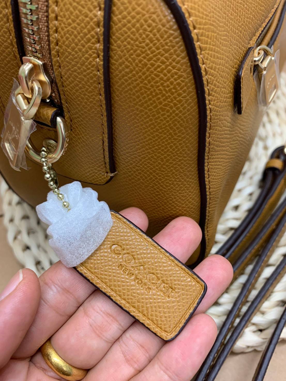 COACH ROWAN SATCHEL BAG ((79946)) กลับมาอีกครั้ง พร้อมสีหายากค่ะ! กระเป๋าหิ้วทรงหมอนสุดฮิตของสาวๆ//สะพายข้างได้ หนังแท้ ลายหนังสวย ทรงสวย ด้านหน้ามีช่องซิปให้หนึ่งช่อง เปิดปิดช่องหลักแบบซิป ภายในกว้างใส่ของจำเป็นของสาวๆได้ครบ มีช่องเล็กและช่องซิปใส่ของจุก