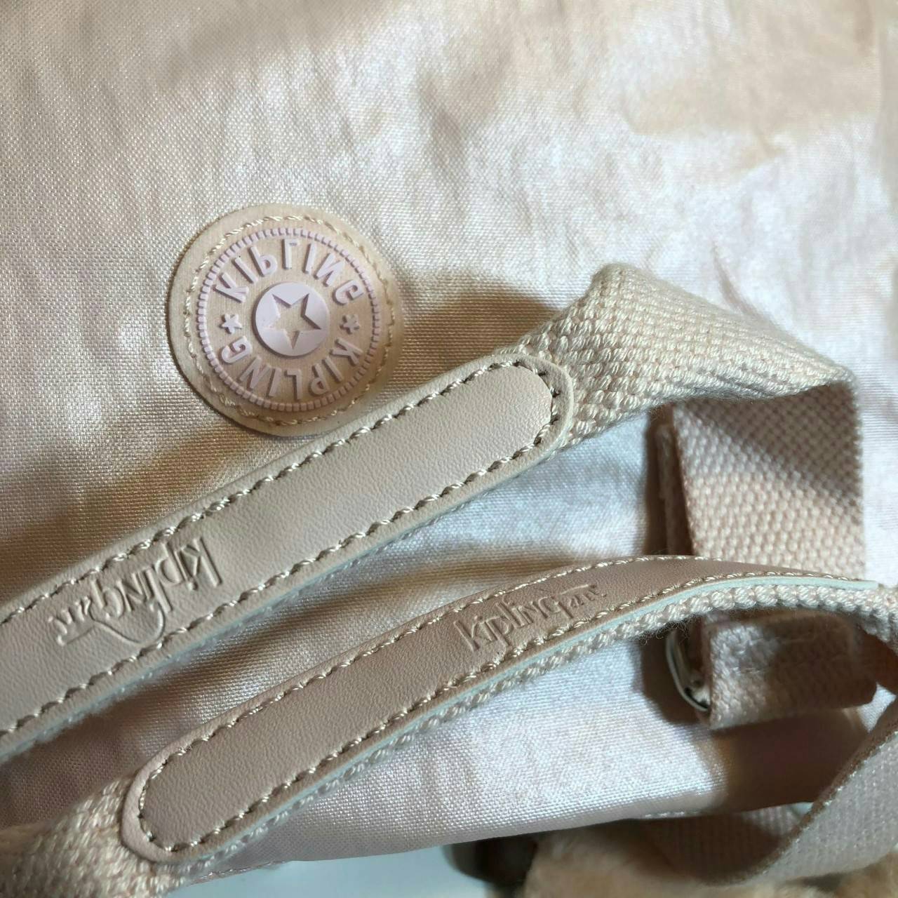 KIPLING AMIEL K15371 กระเป๋า KIPLING มาพร้อมพวงกุญเเจที่เป็นเอกลักษณ์ของเเบรนด์ เปิดปิดด้วยซิป มีสายยาว ถอดสายและปรับความยาวได้ น้ำหนักเบา ทำความสะอาดง่าย ช่องด้านในมีสายเกี่ยวกุญแจ ช่องซิปเล็กด้านใน แนะนำควรมีเลยค่า