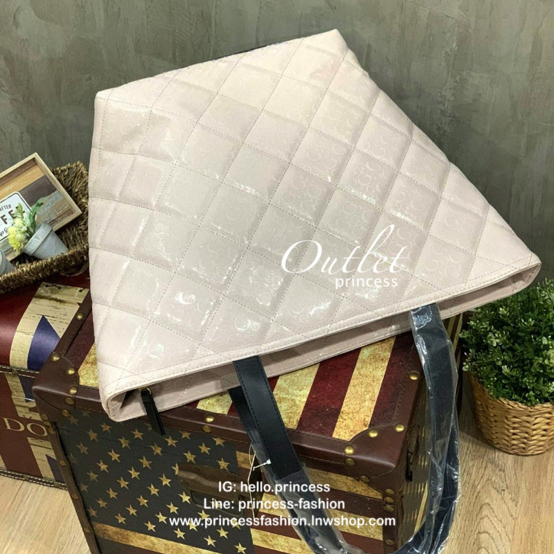 Guess Large Tote Bag กระเป๋าถือทรงช้อปปิ้ง ที่มีน้ำหนักเบา สามารถจุได้เยอะ วัสดุหนังpuหนังนิ่ม นุ่มมือต่อผิวสัมผัส มีดีเทลที่ตัวกระเป๋าปั้มโลโก้G เป็นซิกเนอเจอร์รอบใบ สามารถใส่เอกสารเอสี่ได้ เปิดปิดด้วยซิปเดียวด้านบน ภายในบุผ้าลายG มีช่องเล็กแยกเป็นสัดส่ว