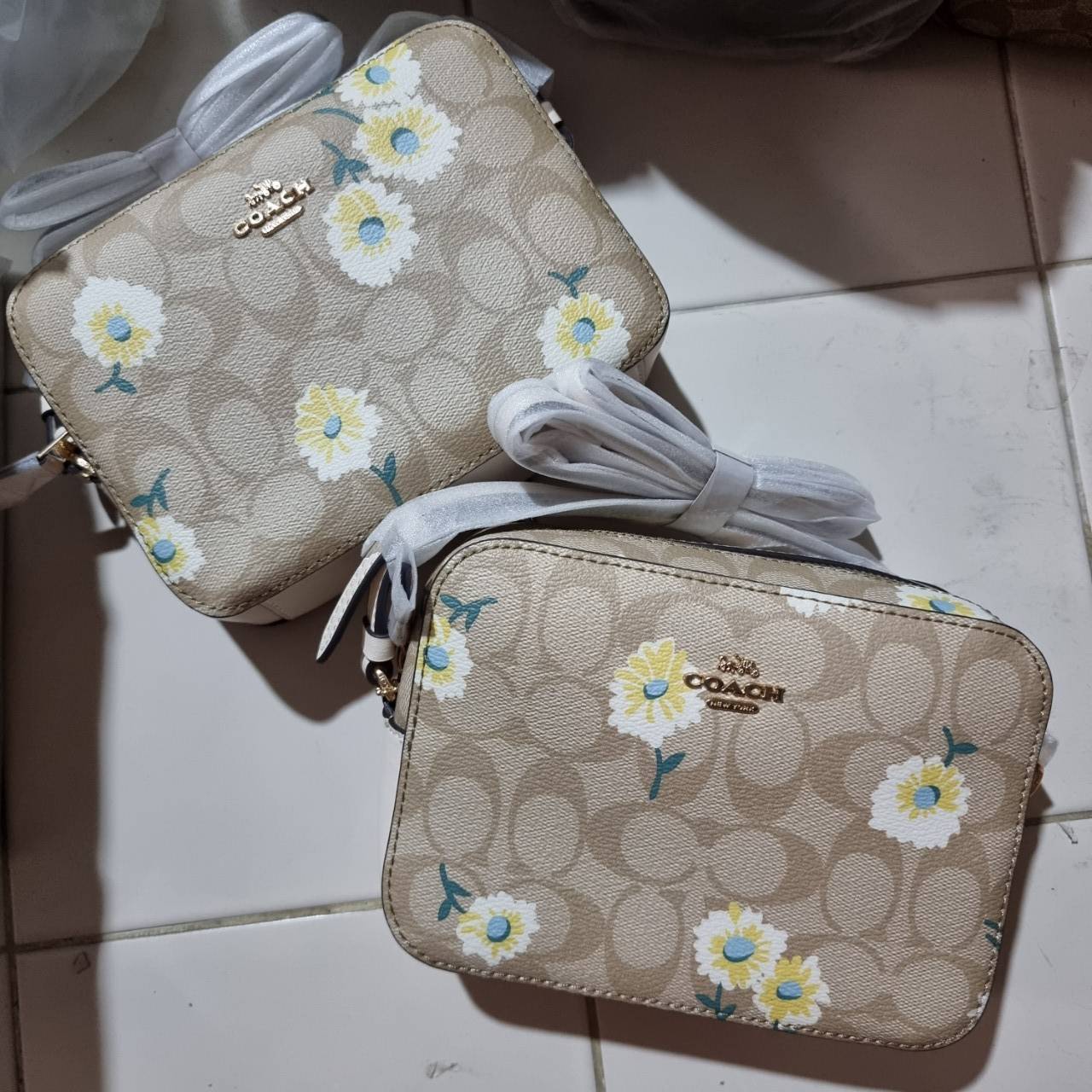 COACH C3354 MINI CAMERA BAG IN SIGNATURE CANVAS WITH DAISY PRINT คอลเลคชั่นใหม่ เอาใจสายหวาน!! กระเป๋าสะพายข้างไซส์มินิ ทรงสวยกำลังดี ดีไซน์ตกแต่งลายดอกเดซี่ คิ้วท์แบบไม่มีใครเกินแน่นอน วัสดุหนังแคนวาสเคลือบลาย เปิด-ปิดด้วยซิป สายสะพายปรับได้ตามตัว ภายในม