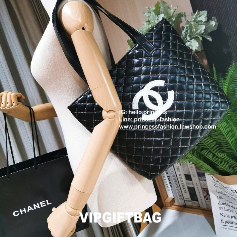 Chanel GWP Tote Bag กระเป๋าสะพายทรง Tote VIP Gift With Purchase (GWP) Limited Edition พรีเมี่ยมกิ้ฟของแท้รุ่นใหม่ล่าสุดจาก Chanel Cosmetic Counter วัสดุหนังนิ่มเรียบลายตารางอยู่ทรงสวยด้านหน้ามีโลโก้แบรนด์ ขนาดกำลังดี เปิดปิดด้วยกระดุมแม่เหล็ก ภายในโล่งกว้