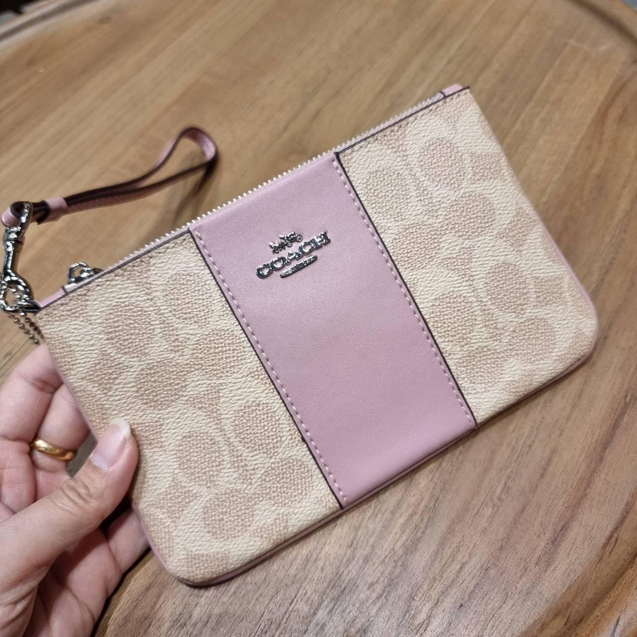 COACH 32445 SMALL WRISLET IN COLORBLOCK SIGNATURE CANVAS คอลเลคชั่นคัลเลอร์บล็อคสวยหรู ในรูปแบบกระเป๋าคล้องมือ ขนาดพกพา ไซส์กำลังสวยมากๆ พกง่ายไปเลยจ้า วัสดุหนังแคนวาส ตัดหนังแท้ ภายในโล่ง มีช่องใส่บัตร ตอบโจทย์สาวๆที่ไม่ชอบความพะรุงพะรัง พกใบนี้คือสะดวกส