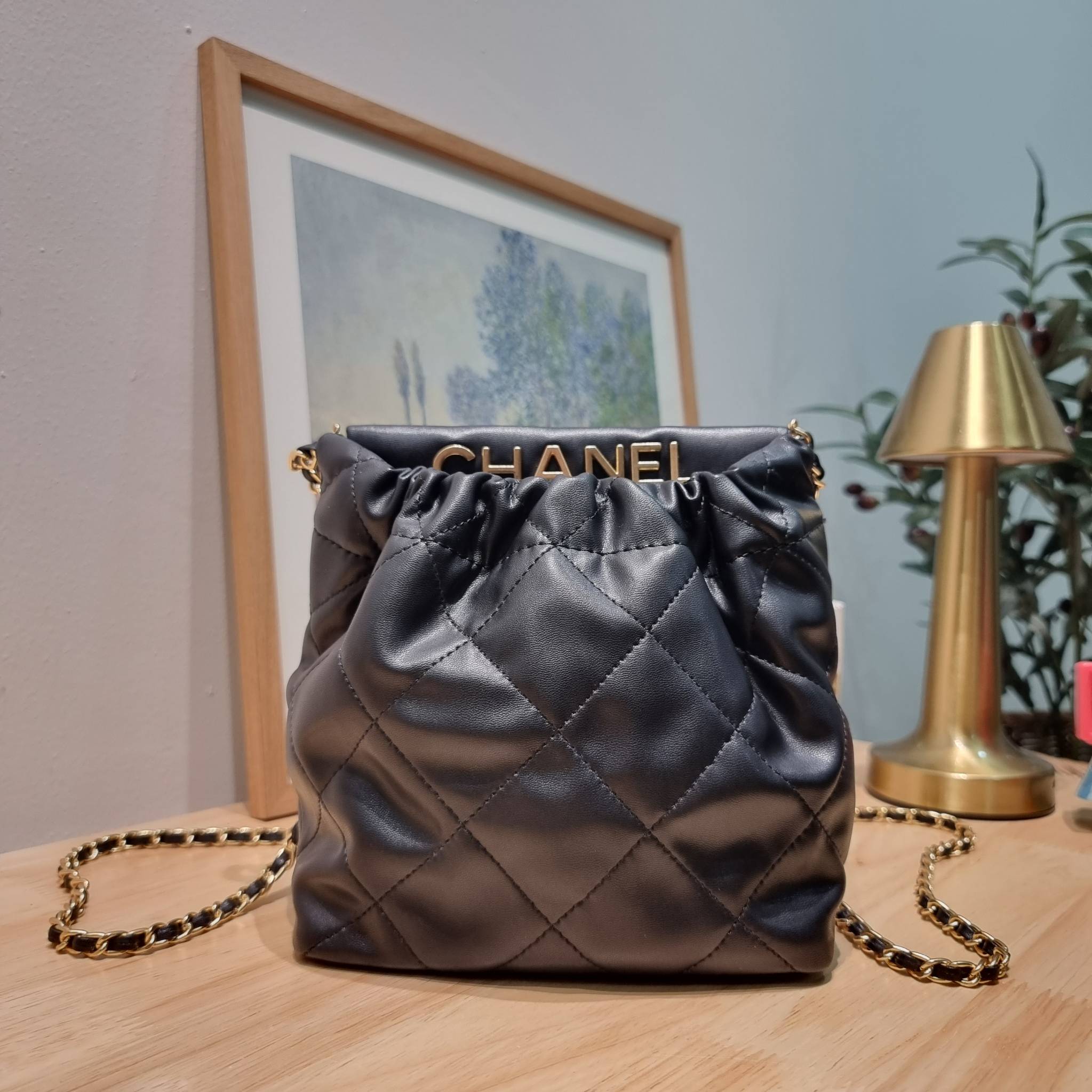 Chanel 23P mini bucket bag น่ารักมากๆ กับกระเป๋าสะพายไซส์มินิ ที่ปล่อยผ่านไม่ได้จริง ดีไซน์สายโซ่คล้องแขนตกแต่งอะไหล่ห้อยเพิ่มมูลค่า และยังตกแต่งโลโก้สวยเด่น