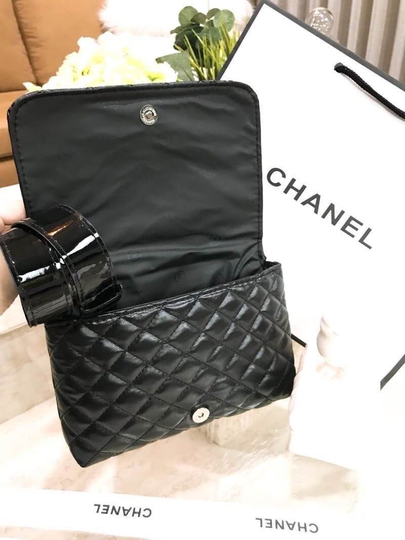 พร้อมส่งแล้วค่ะ..ใครไม่ทันรอบที่แล้วจองด่วนจ้า! Chanel Waist Bag Gift With Purchase (GWP) กระเป๋าสะพายคาดเอวหรือคาดอกพรีเมี่ยมกิ้ฟของแท้จาก Chanel Perfume Counter รุ่น Limited Edition วัสดุหนังนิ่มลายตารางทรงเหลี่ยมมีโลโก้ด้านหน้า เปิดปิดด้วยฝาปิดกระดุมแม