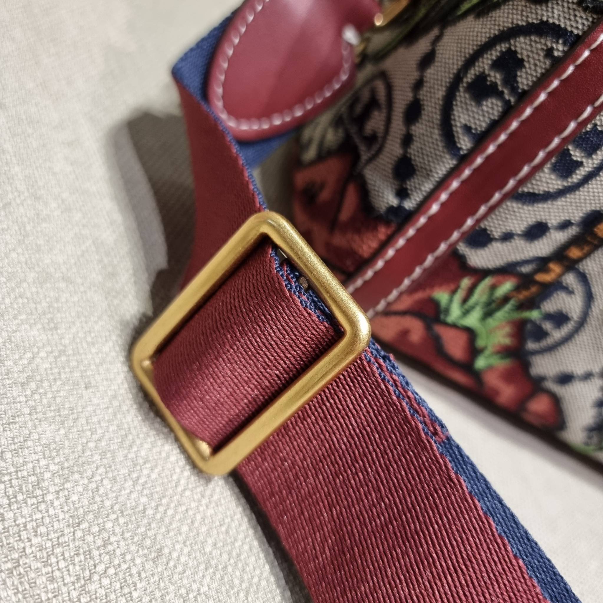 TORY BURCH T MONOGRAM JACQUARD EMBROIDERED DUFFLE คอลใหม่ล่าสุด สวยพร้อมเสิร์ฟแบบไม่ต้องรอพรีฯ ลายโมโนแกรมสุดคลาสสิคที่ถูกดีไซน์รังสรรค์ด้วยงานปักสุดชิค น่าใช้ใจฟูแค่แรกเห็น!! วัสดุ jacquard woven สลับหนังแท้ หูจับในตัว และพร้อมไปเลยกับสายสะพายข้าง ที่จะถ