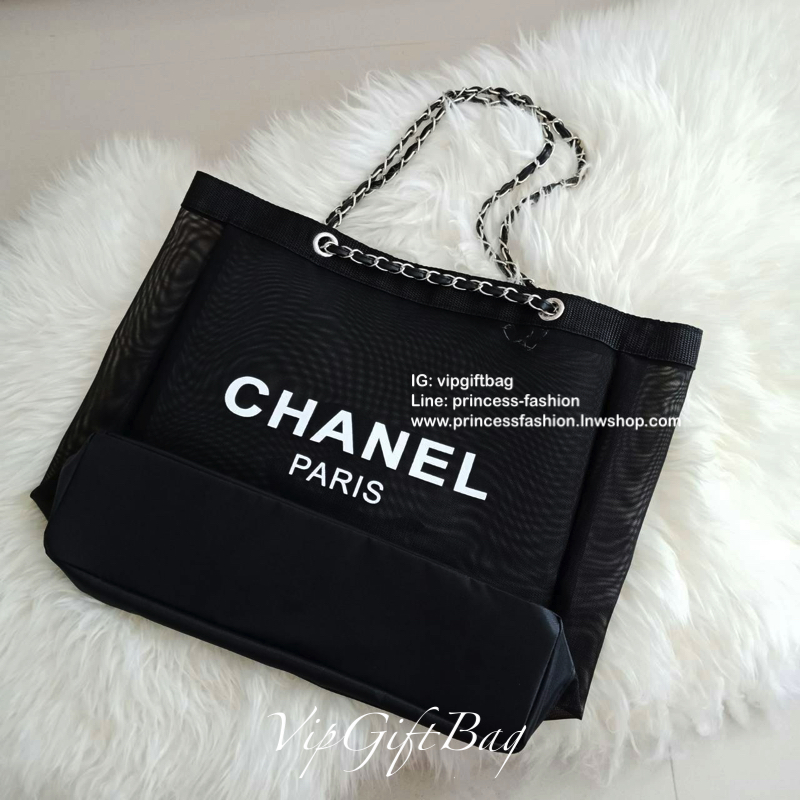 Chanel Shopping Bag With Chain กระเป๋าสะพายใบใหญ่ทรง Shopping Bag Limited Edition พรีเมี่ยมกิ้ฟของแท้นำเข้าจาก Chanel Perfume Counter #ของแท้100% (ไม่ใช่งานเลียนแบบ) ใบใหญ่วัสดุ Nylon โปร่ง #อะไหล่เงิน ♡ ปั้ม CHANEL อีกด้านเป็นโลโก้ CC เปิดปิดด้วยแ