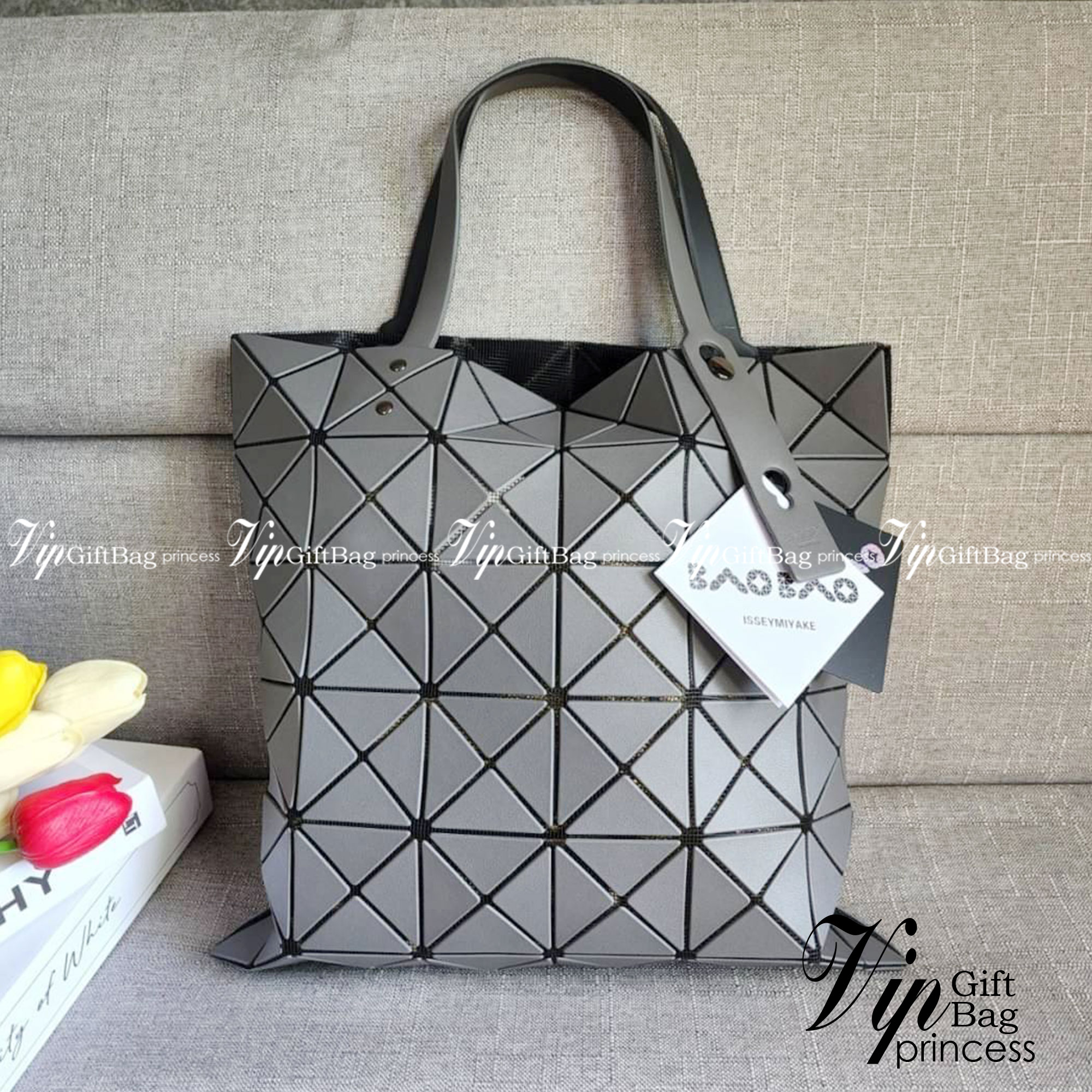 BAO BAO ISSEY MIYAKE LUCENT ONE-TONE กระเป๋า Bao Bao จากแบรนด์ดัง Issey Miyake แบรนด์แฟชั่นจากประเทศญี่ปุ่น ซึ่งมีสินค้ามากมายไม่ว่าจะเป็นเสื้อผ้า นาฬิกา น้ำหอม และที่ขาดไม่ได้นั่นก็คือ กระเป๋า Bao Bao ที่มีความพิเศษในเรื่องของวัสดุและดีไซน์ที่ครองใจสถาปน
