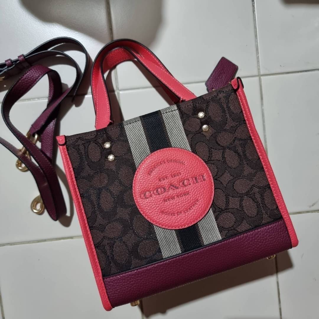 COACH C7083 DEMPSEY TOTE 22 IN SIGNATURE JACQUARD WITH STRIPE AND COACH PATCH คอลเลคชั่นใหม่ สีที่สาวๆรอคอย สวยคม ละมุนและมีความหรูในตัว กับกระเป๋าทรงโท้ท ไซส์กำลังสวย น่ารักน่าใช้ ฟังก์ชั่นการใช้งานสะดวกที่สุด มีทั้งสายคล้องในตัว และสายครอสบอดี้ วัสดุผ้า