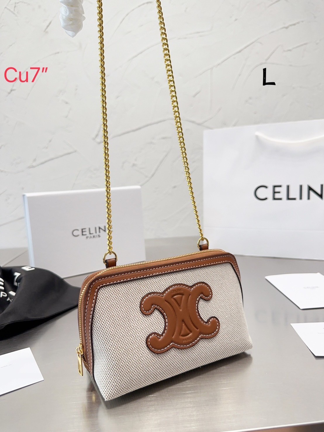 CELINE CLUTCH ON CHAIN CUIR TRIOMPHE IN TEXTILE AND CALFSKIN / CELINE POUCH กระเป๋าคลัทช์ดีไซน์เรียบหรูออกแบบมาได้อย่างลงตัว พร้อมสายสะพายโซ่ทองสุดหรู ด้วยรูปทรงที่สวยงามและทันสมัย สามารถใส่กระเป๋าสตางค์ใบสั้นหรือเครื่องสำอางค์ได้ตามขนาดกระเป๋า