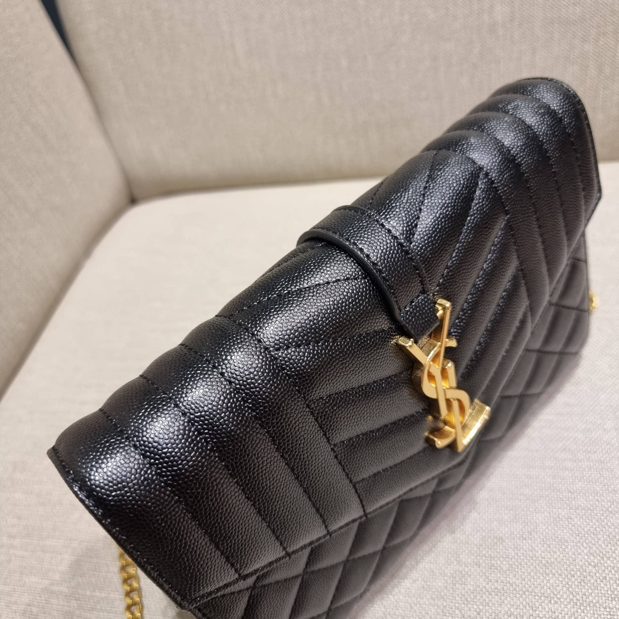 Yves Saint laurent envelope quilted with chain / YSL WOC กระเป๋าสะพายทรง woc สุดฮอต ในดีไซน์ใหม่ ดีเทลเย็บสวยคม โดดเด่นกว่าใครแน่นอน วัสดุหนัง pepble ทนทาน ใช้งานง่ายเพียงแค่เปิด-ปิดด้วยกระดุมแม่เหล็ก ภายในแบ่งสัดส่วนได้ดี มีช่องใส่บัตร มีช่องซิป ใส่มือได