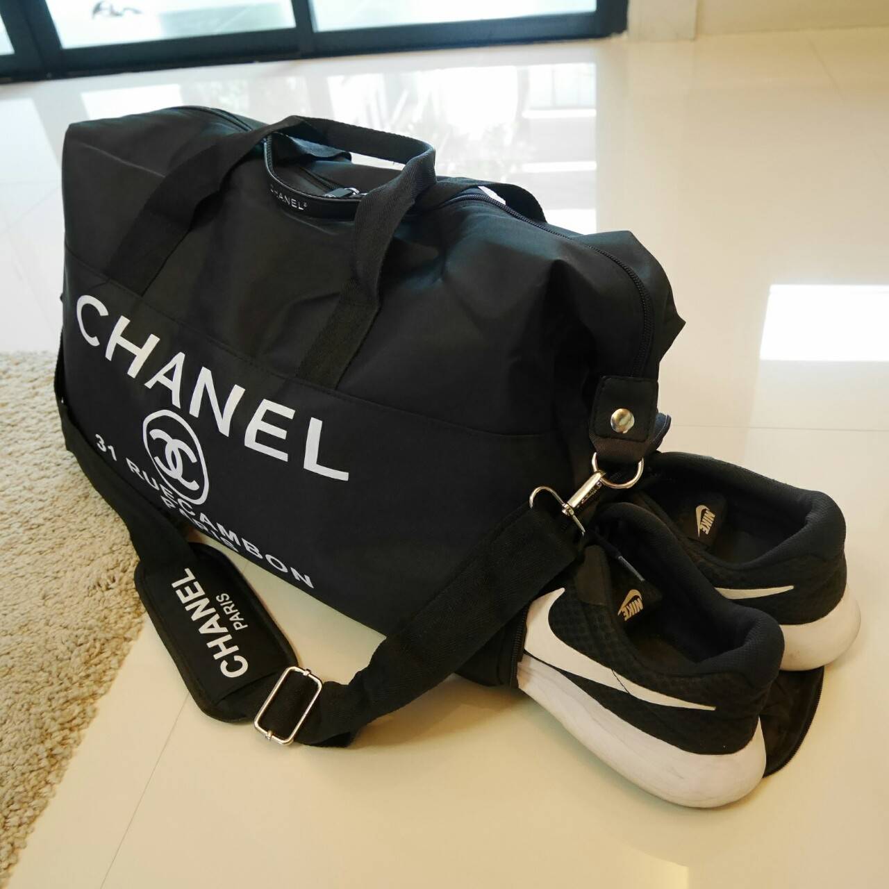 Must Have Now!!! กับ ไอเท็มที่ต้องมีติดตู้!! Chanel VIP Extra Large Tote/Duffle Bag กระเป๋าเดินทางแบบถือ ทรงยอดฮิต กันน้ำได้เต็มใบ 100% ด้านหน้าสกรีนโลโก้แบรนด์ เปิดปิดด้วยซิป ด้านในส่ของได้จุใจ มีช่องใส่ของเป็นสัดส่วน แถมมีช่องพิเศษใส่รองเท้าได้อีกด้วยคะ