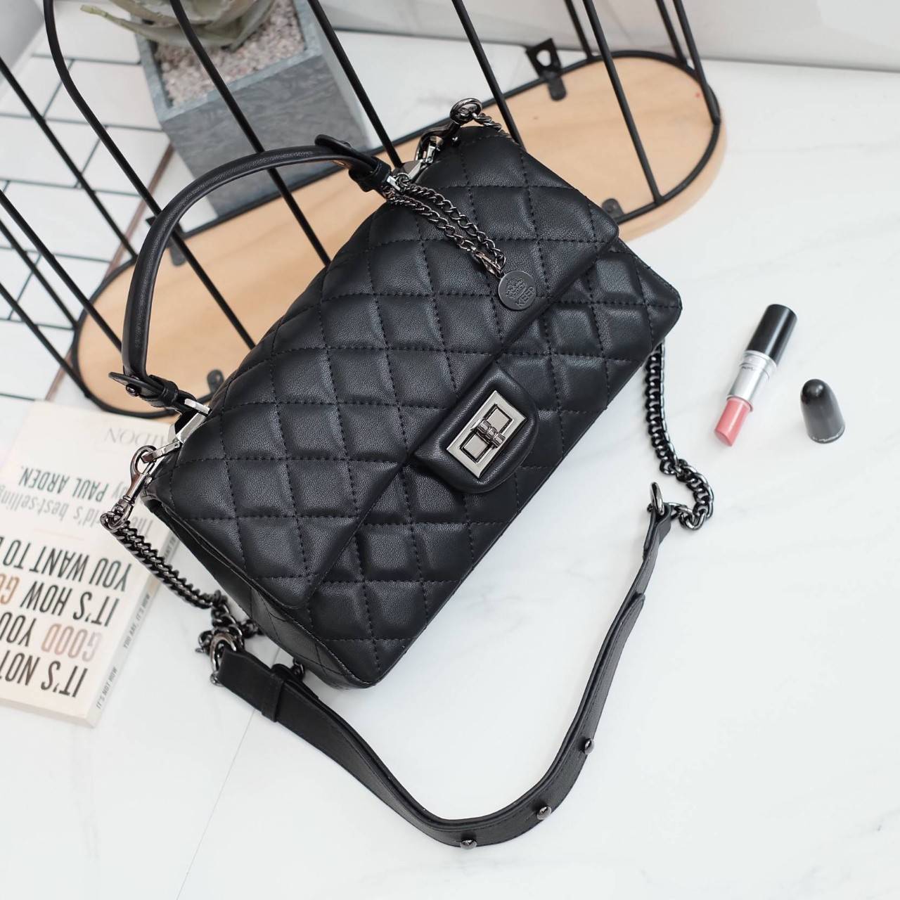 รุ่นขายดี KEEP รุ่น Coco chain handbag ✨ Collectionใหม่ตัวกระเป๋าผลิตจากหนัง Microfiber สวย ทนขึ้นกว่าเดิม การตัดเย็บ นิ่ม ฟู ตึง สวยอยู่ทรงตามแบบฉบับของแบรนด์ รุ่นใหม่ตัวนี้ปักลายตารางสวยหรู การเย็บประณีตทุกตาราง อะไหล่สีดำ เงา เกรดพรีเมี่ยม