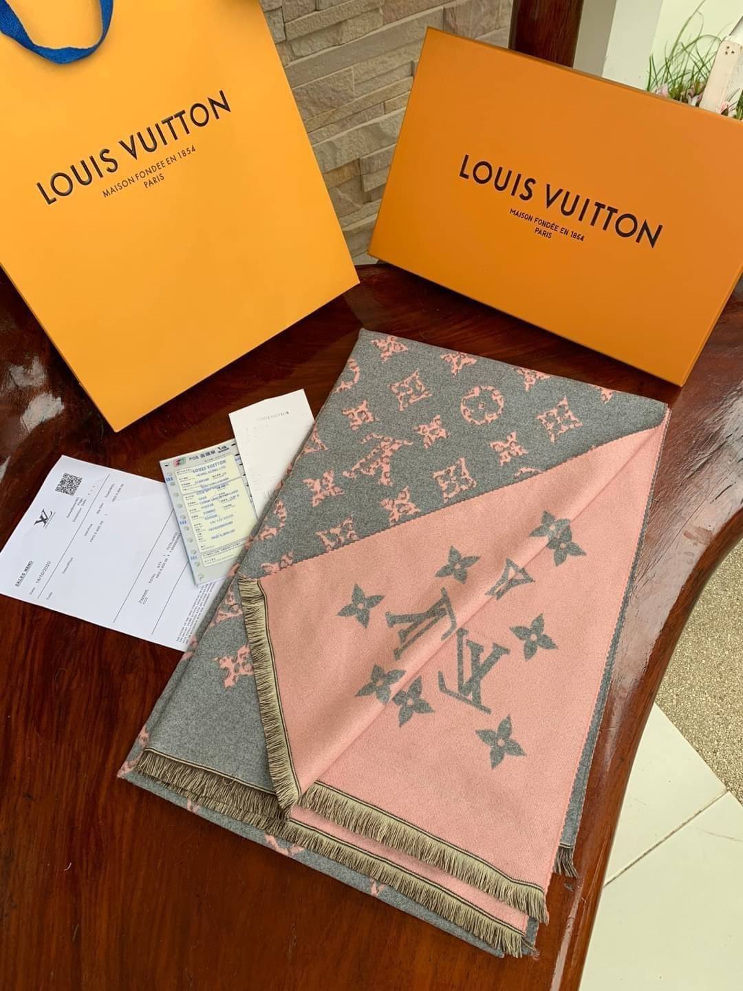 Louis Vuitton Women’s Scarves Accessories อีกหนึ่งแบรนด์ดังจากปารีส ด้วยงานพรีเมี่ยมกิ้ฟ ส่งมอบความรู้สึกดีๆให้กับคนที่คุณรัก ในรูปแบบผ้าพันคอและผ้าคุมไหล่ผืนใหญ่ให้ความอบอุ่น ถักทอด้วยผ้าcashmere ผ้าเนื้อดี สัมผัสนุ่มมือ ทอลายในตัว สีและลายคมชัด เหมาะสำห
