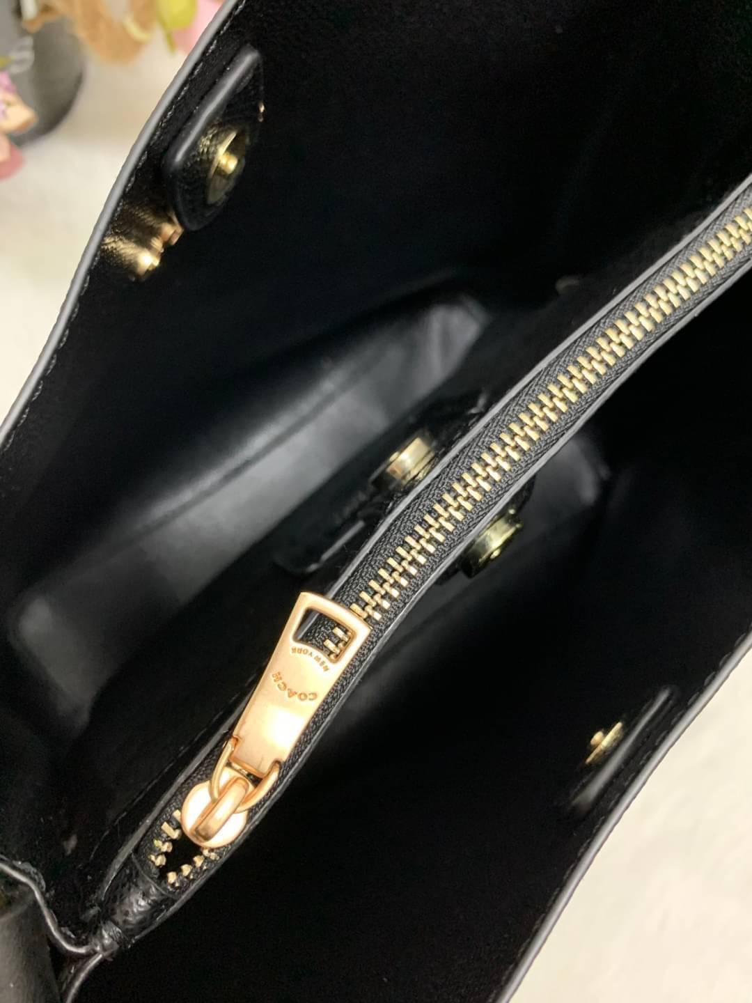 COACH TOWN BUCKET BAG WITH HORSE AND CARRIAGE PRINT ((2081-236)) 🔺กลับมาแล้ว ตามคำเรียกร้องค่ะ! กระเป๋าคล้องไหล่//สะพายข้างได้ วัสดุ pvc อย่างดี หนังนิ่มป่องพองตัวสวยงาม ลายรถม้าทั้งใบค่ะ ภายในกระเป๋าแบ่งเป็น2ช่องหลัก เปิดปิดแบบกระดุมแม่เหล็ก ภายใ