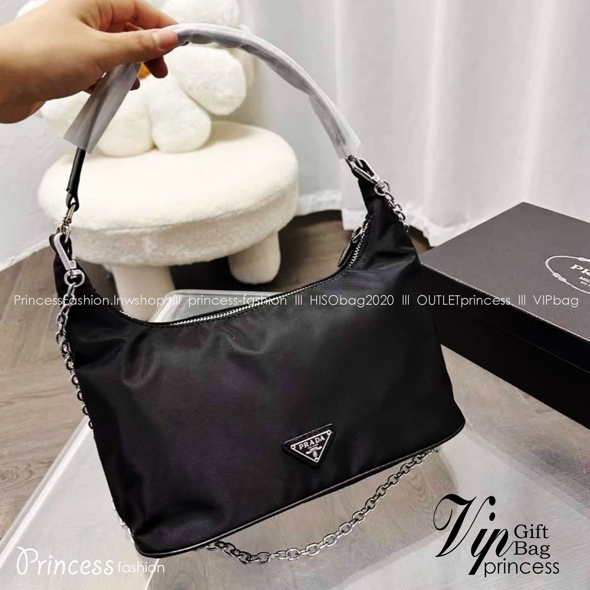 PRADA nylon shoulder bag กระเป๋าถือ/สะพายไหล่ พร้อมสายสะพายยาวโซ่สีเงินถอดได้ ขนาดกำลังดี ราคาน่ารัก อีกไอเท็มสุดคุ้มที่ทุกคนต้องได้มีสวยก่อนใคร!