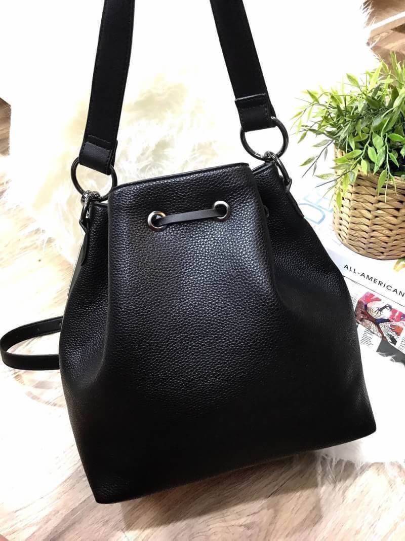 GUESS. DRAWSTRING BUCKET BAG WITH STRAP กระเป๋าถือหรือสะพายแบรนด์ดังรุ่นยอดนิยม วัสดุหนังแกะสังเคราะห์แบบนิ่มสวยอยู่ทรง ด้านหน้าประดับโลโก้ เปิดปิดแบบ Drawstring มาพร้อมสายสะพาย 2แบบ ทั้งสายสั้นสะพายไหล่และสายยาว crossbody ปรับระดับได้ ภายในกว้างมีช่องซิป