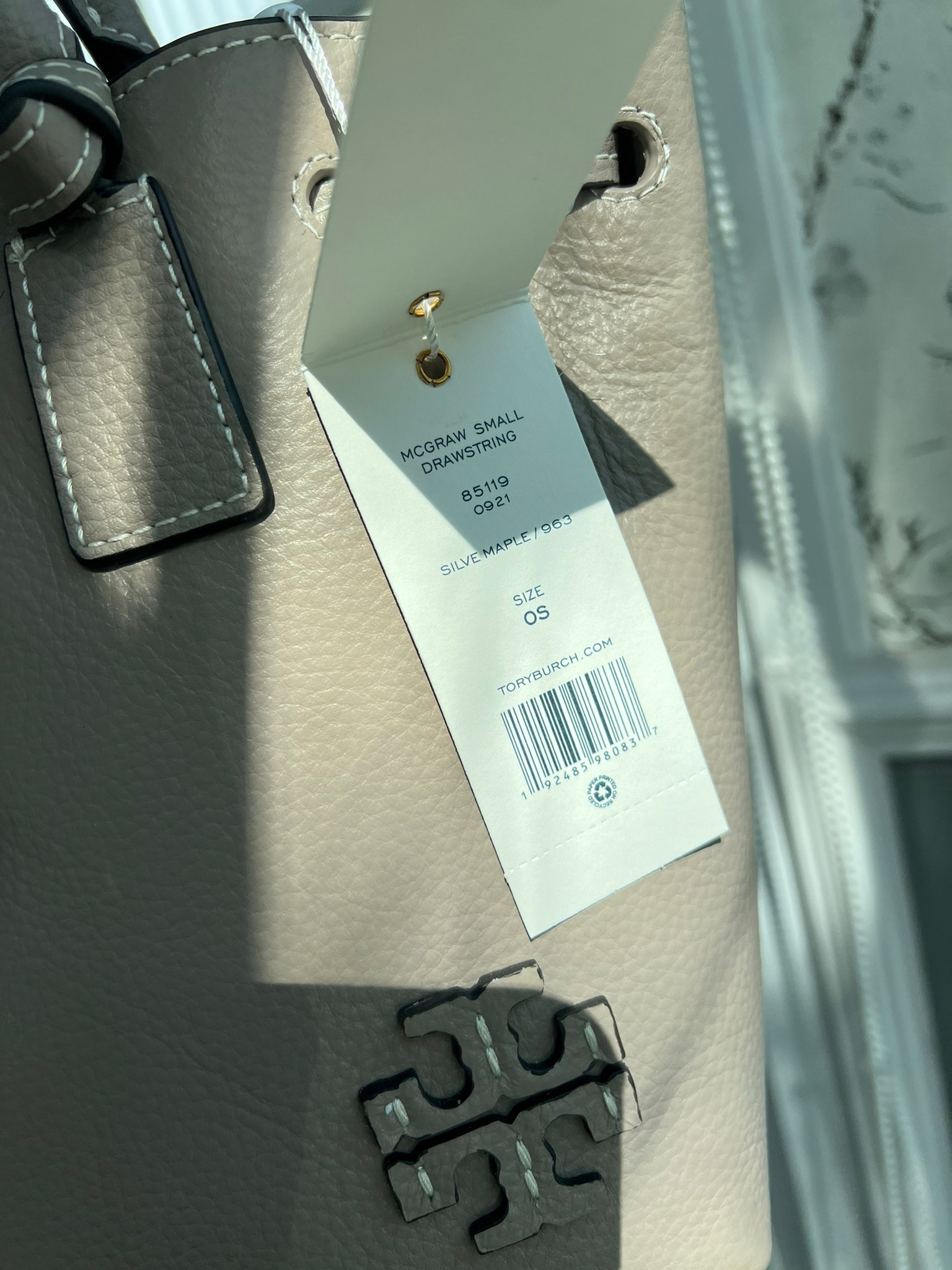 OUTLET 】TORY MCGRAW SMALL DRAWSTRING กระเป๋าถือหรือสะพายข้าง วัสดุหนังวัวแท้ อะไหล่ทอง เปิด-ปิดด้วยสายหนังรูด จะถือหรือสะพายข้างได้Crossbodyได้ น้ำหนักเบาจุของได้เยอะ ด้านหน้าประดับโลโก้แบรนด์ ด้านในมีช่องเล็กสำหรับใส่บัตรใส่ตังค์ได้ มีสายยาว ปรับสายได้ ถ