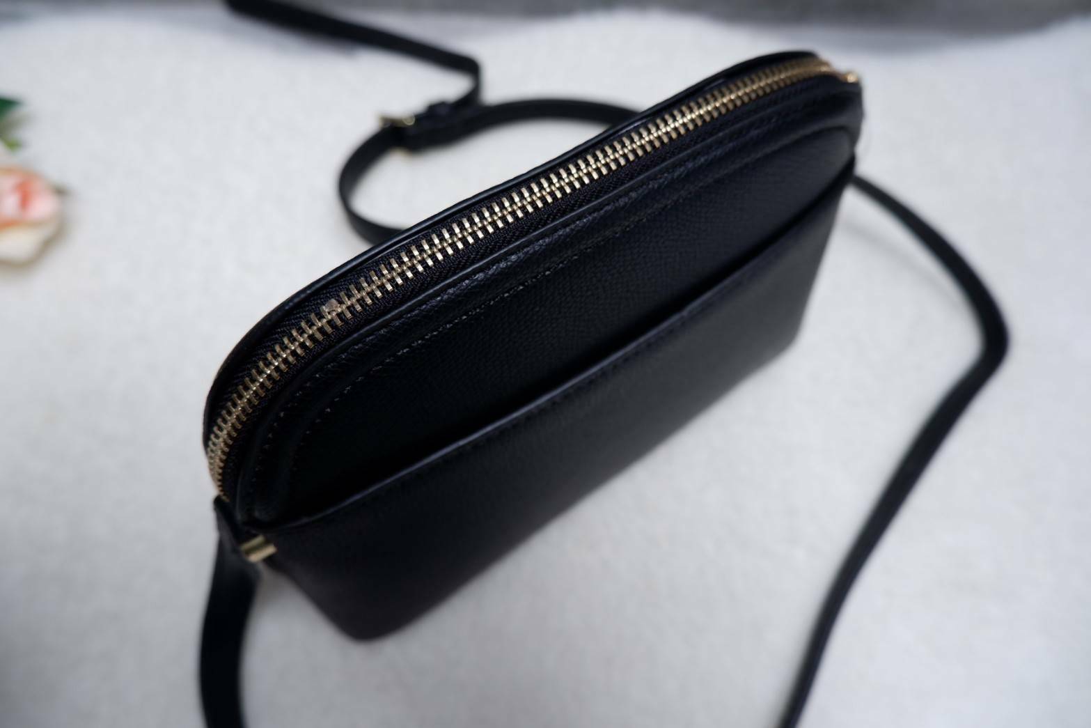 Katespade Crossbody Bag ด้านหน้าติดโลหะชื่อแบรนด์อะไหล่สีทอง เปิดปิดด้วยช่องซิป ด้านในเป็นช่องใส่สิ่งของ และมีป้ายหนังปั๊มโลโก้แบรนด์ ผ้าบุเป็นลายแบรนด์อีกด้วย รุ่นนี้มาพร้อมสายสะพายยาวปรับระดับได้ ทรงนี้สะพายกี่ทีก้อไม่มี out นะจ้ะสาวๆ