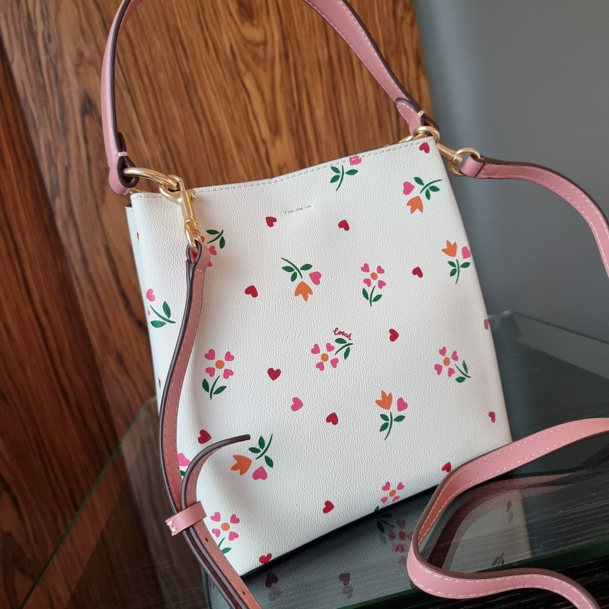 COACH C7976 SMALL TOWN BUCKET BAG WITH HEART PETAL PRINT 💕💜💕💝 คอลเลคชั่นใหม่ล่าสุด ที่พร้อมให้สาวๆได้สวยในเทศกาลแห่งความรัก กระเป๋าทรงบัคเก็ตไซส์เล็ก ดีไซน์ลวดลายสุดคิ้วท์ ช่อดอกไม้หัวใจ เห็นแล้วต้องปิ๊ง!! วัสดุหนัง pepble 