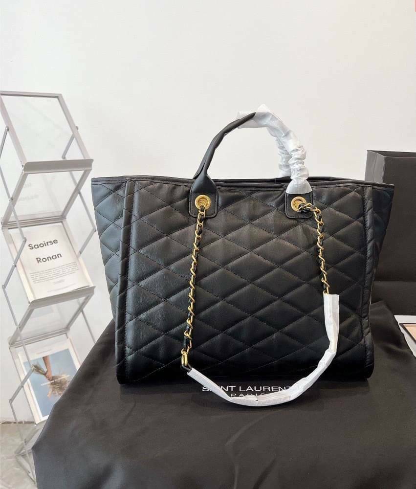SAINT LAURENT ICARE MAXI SHOPPING BAG IN QUILTED LAMBSKIN / YSL ICARE MAXI SHOPPING BAG กระเป๋าทรงช็อปปิ้งใบใหญ่ มาพร้อมใบลูก พร้อมส่ง ใหม่ล่าสุด หนังนุ่มบุลายนวม โดดเด่นด้วยโลโก้แบรนด์และสายสะพายไหล่ใช้โซ่ทองอย่างดี สวยและหรูมากๆ ภายในกระเป๋ากว้างใส่สัมภ