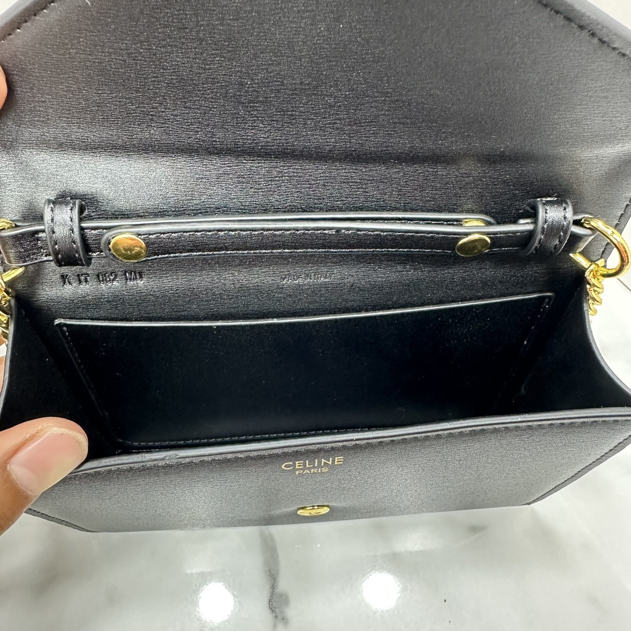 ORI หนังแท้ | CELINE WALLET ON CHAIN MARGO IN TRIOMPHE กระเป๋าสะพายสวยอยู่ทรงตั้งได้ รูปทรงย้อนยุคสไตล์วินเทจลัคชู ดีไซน์เอกลักษณ์ ขนาดกำลังดี