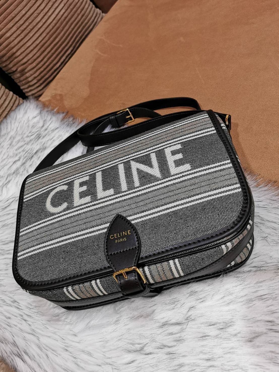 CELINE MESSENGER BAG VIP GIFT WITH PURCHASE (GWP) พรีเมี่ยมกิ๊ฟรุ่น Limited จาก CELINE HAUTE PARFUME DUTYFREE COUNTER วัสดุ CANVAS TEXTILE ลายทางสีคลาสสิคดีไซน์ Unisex ใช้ได้ทั้งชายและหญิง เปิดปิดด้วยฝาปิด Belt และแถบแม่เหล็กด้านใน ขนาดกำลังดี น้ำหนักเบา 