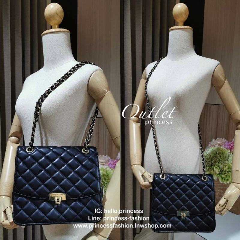 CHARLES & KIETH DETAIL CROSSBODY BAG กระเป๋าสะพายทรงเหลี่ยมดีไซน์สวยหรูคลาสสิควัสดุหนังนิ่มลายตารางอยู่ทรงสไตล์ Chanel เปิดปิดด้วยตัวล๊อคแบบพับอะไหล่ทองปั้มโลโก้ด้านหน้าสวยดูดี พร้อมสายสะพายโซ่ร้อยหนังสามารถสะพายไหล่หรือ Crossbody ก็ดูดี ภายในมีโลโก้และหน