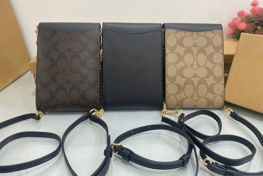 COACH RACHEL PHONE CROSSBODY IN SIGNATURE CANVAS พร้อมส่ง กระเป๋าสะพาย case phone ต้องมา ให้คุณพกพา gadget ล้ำไปได้ทุกที่ ใส่โทรศัพท์มือถือได้ทุกรุ่น ดีไซน์ใหญ่กว่าเดิม